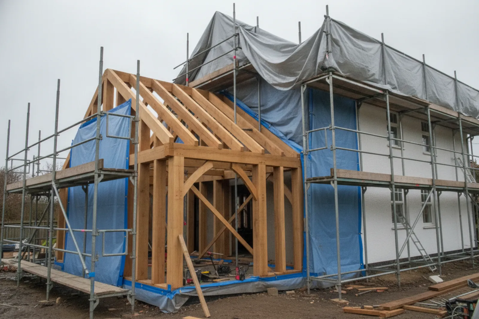 Extension en ossature bois en cours de raccordement a une maison existante