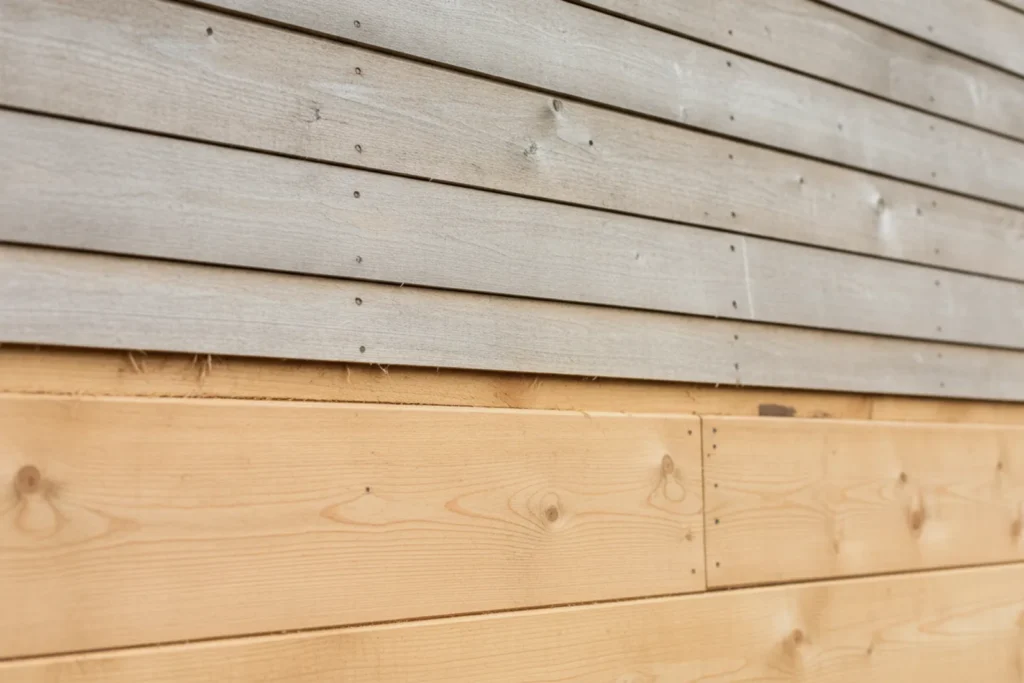 Facade en bardage bois dont une partie a grise