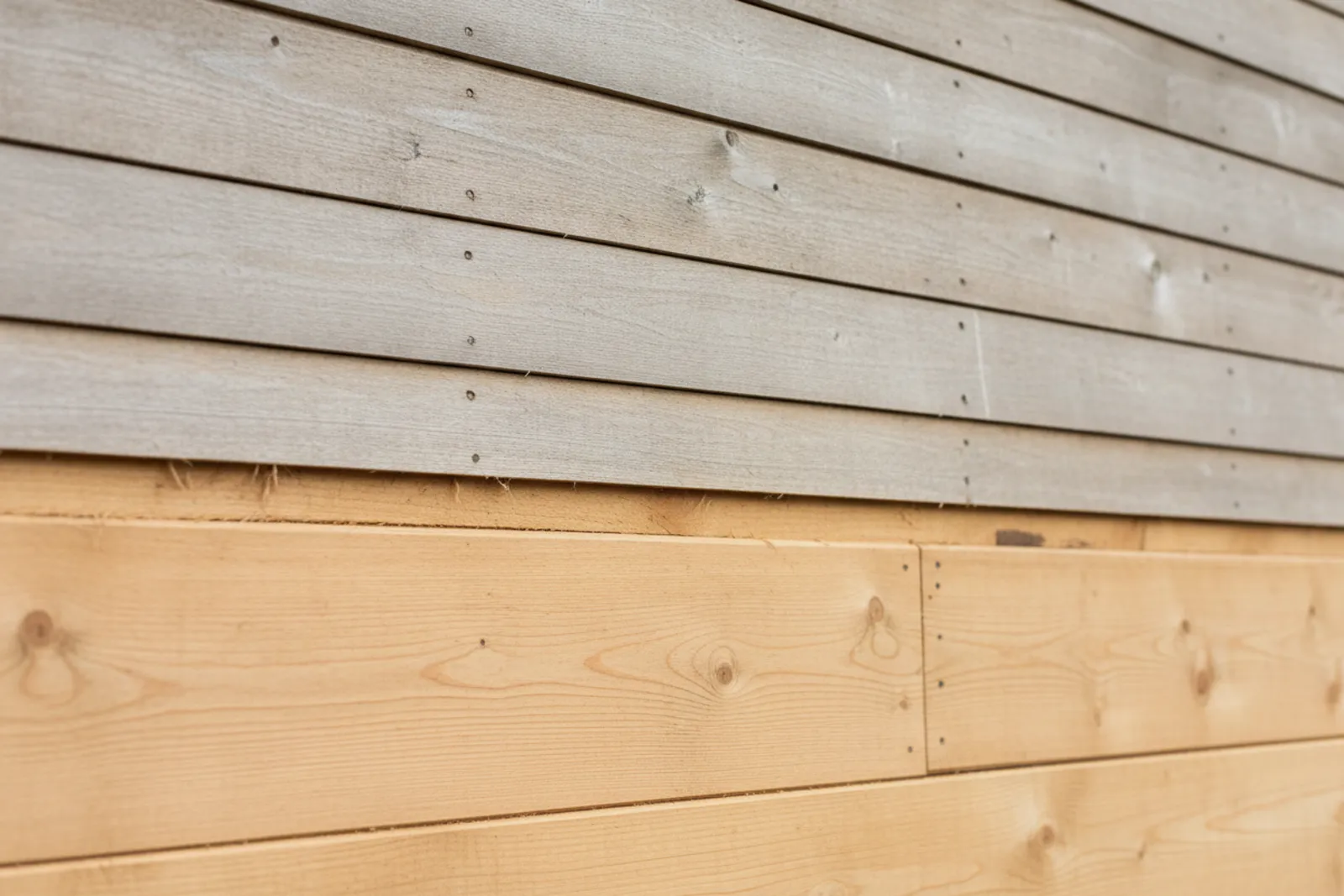 Facade en bardage bois dont une partie a grise